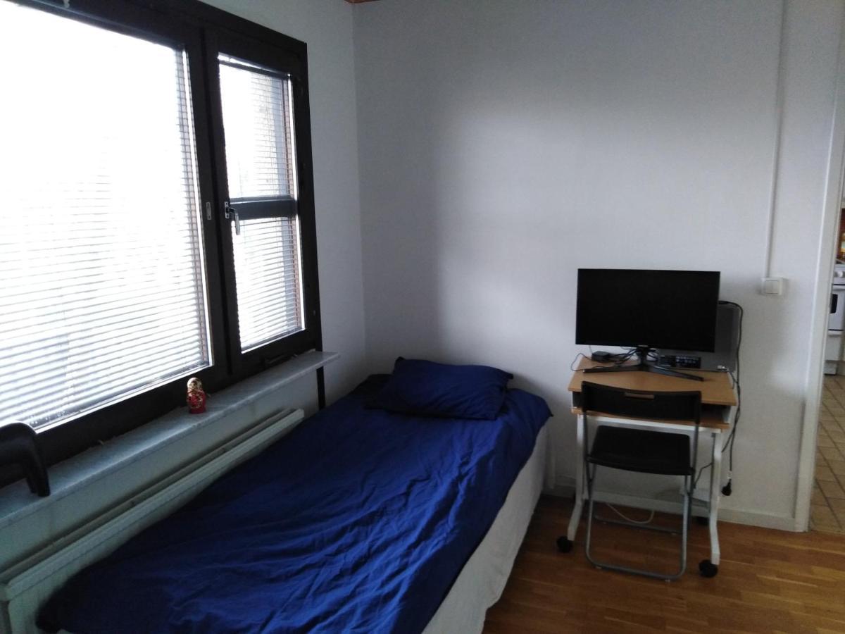 Large Room, Near Kista Galleria, Privat overnatting Stockholm