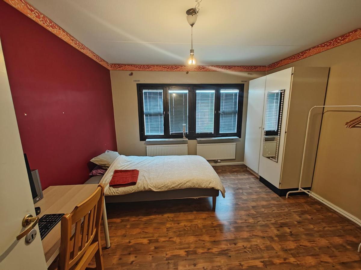 Large Room, Near Kista Galleria, Privat overnatting *